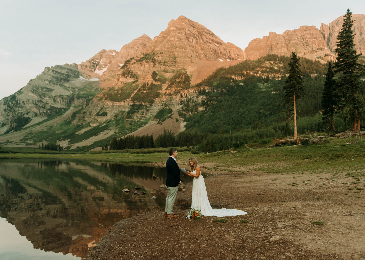 Aspen colorado sunrise hiking elopement photographer at maroon bells