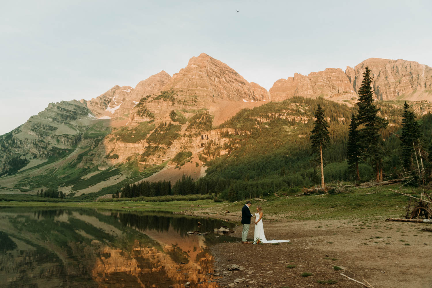 Aspen elopement photographer at maroon bells